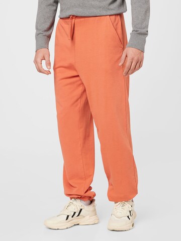 ABOUT YOU Limited Loosefit Broek 'Luis' by Jannik Stutzenberger' in Oranje: voorkant