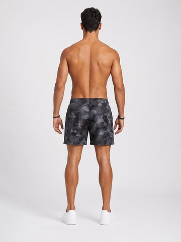 Boxeur des Rues Boardshorts 'Herren Badeshorts Boxeur des Rues, Grau Camouflage, Neongrünes Logo' in Grijs