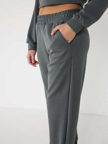 No Matter What Tapered Hose in Grau