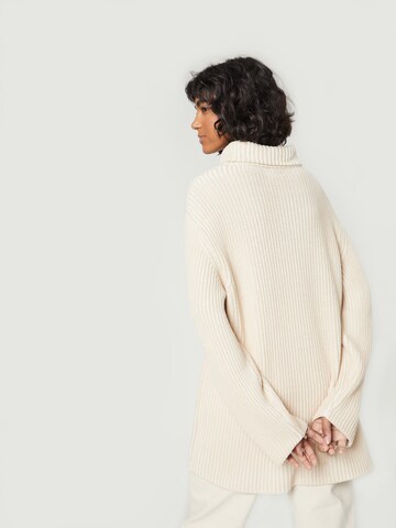 Pull-over 'Caro' A LOT LESS en blanc