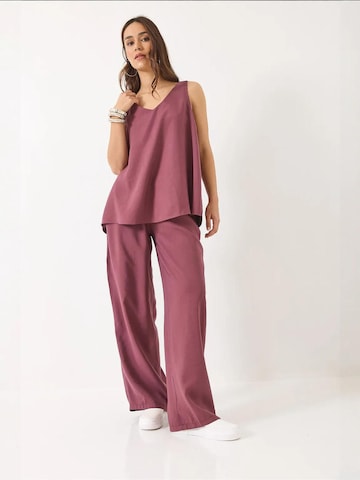 Completo pantalone di Bianco Lucci in lilla