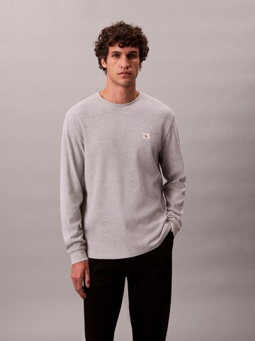 Calvin Klein Jeans Футболка в Серый: спереди