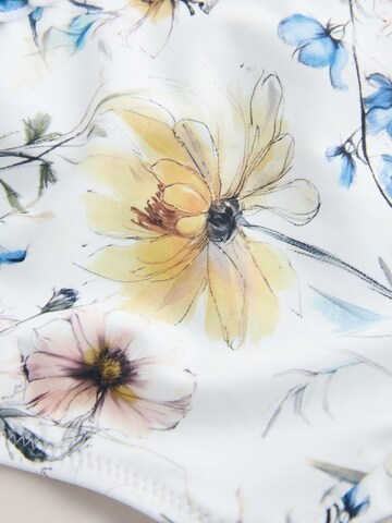 Slip costum de baie de la Next pe alb