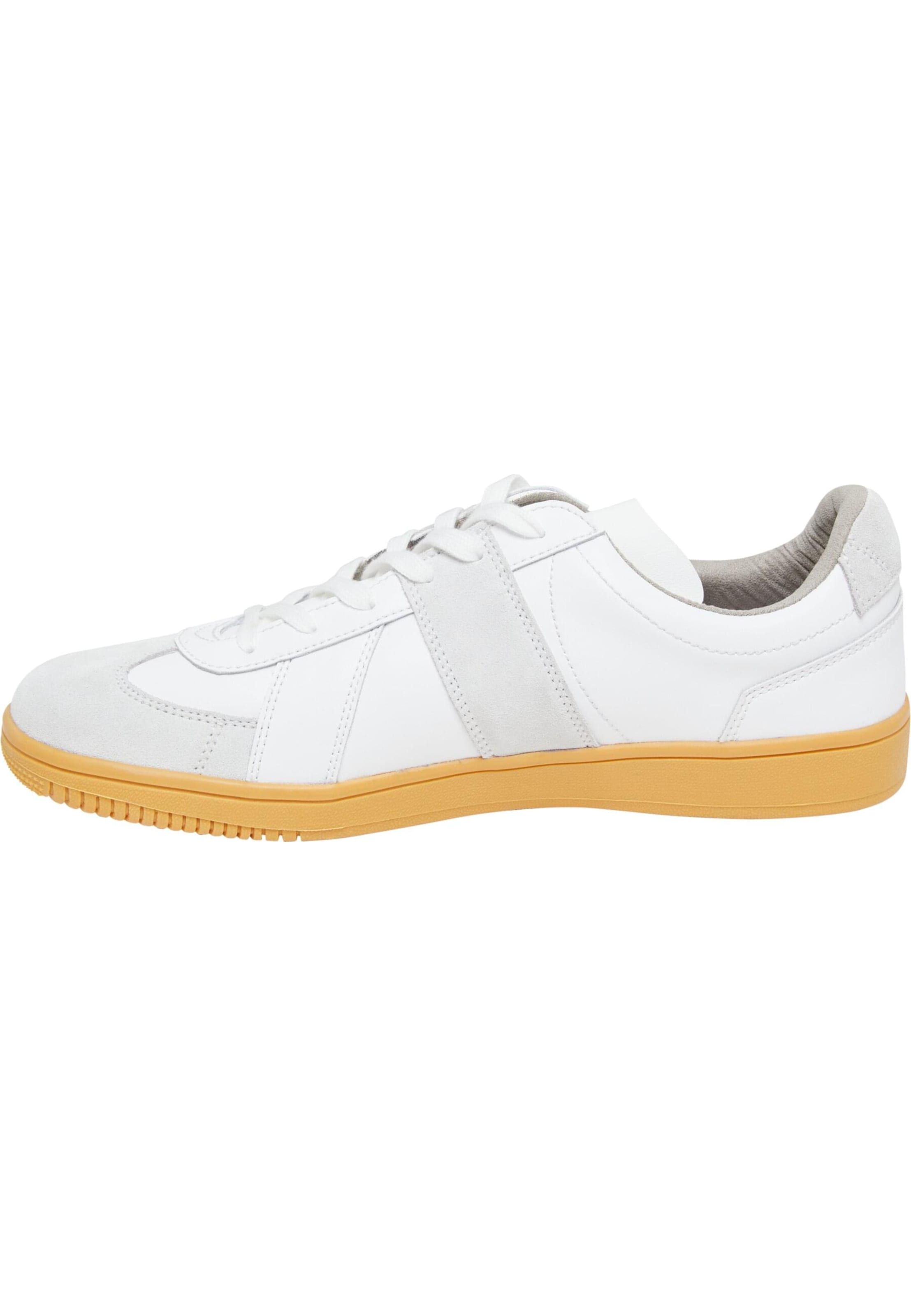 Brandit Sneakers in White: front