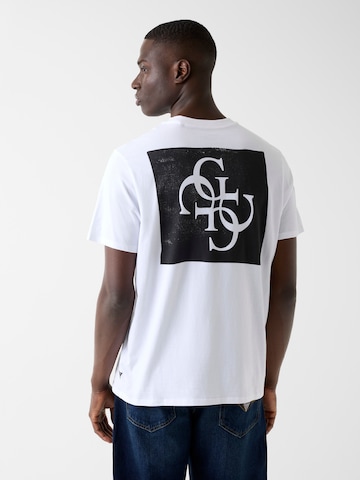 GUESS - Camiseta 'QUATTRO' en blanco: frente