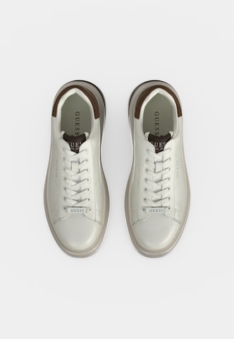 Sneaker low 'ELBA' de la GUESS pe alb