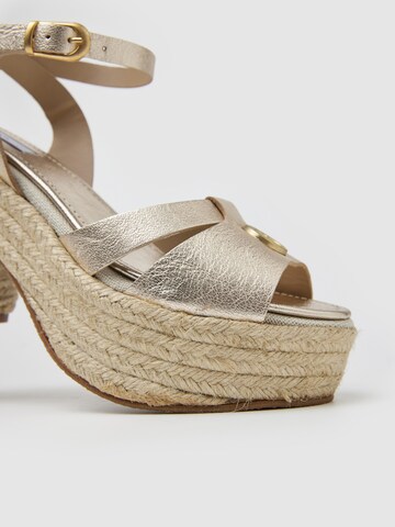 Pepe Jeans Sandals in Gold