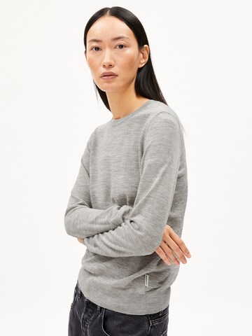 Pull-over ARMEDANGELS en gris : devant