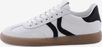 Baskets basses ' POP ' Kennel & Schmenger en blanc : devant