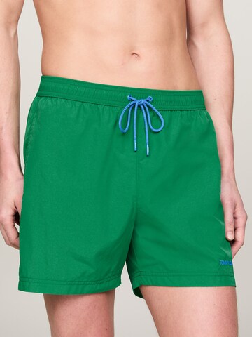 Tommy Jeans Badeshorts in Grün: Vorderseite