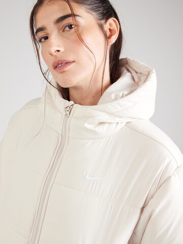 Veste mi-saison 'CLSC' Nike Sportswear en blanc