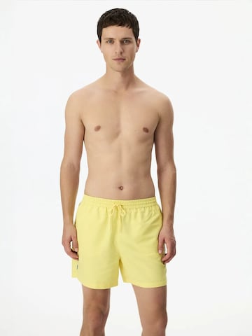Penti Rövid fürdőnadrágok 'PENTI Herren Badeshorts Opposite Line' - sárga