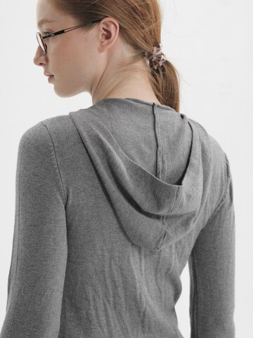 TorWeit Sticktop 'Black Hooded Knit Top'‌‌ in Grau