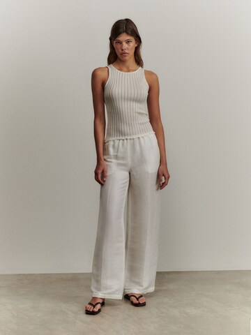 Wide leg Pantaloni cu dungă 'Emelie' de la ABOUT YOU x Marie von Behrens pe alb