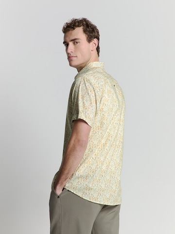 No Excess - Ajuste regular Camisa en amarillo: atrás