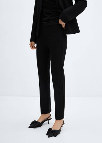 Regular Pantalon à plis 'Paloma' MANGO en noir