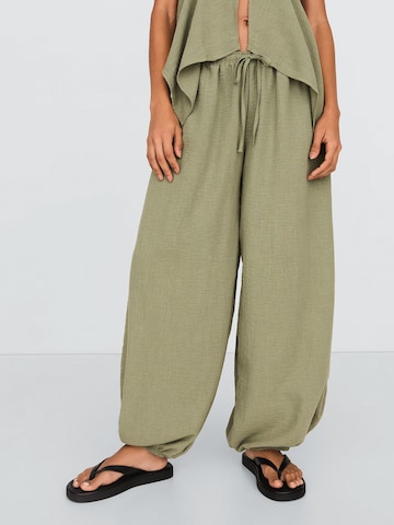 Bershka Tapered Pants in Green: front