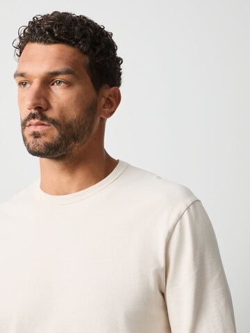 Next - Camiseta en blanco