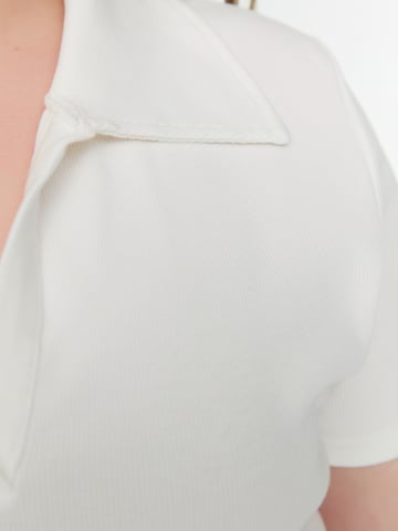 Trendyol Curve Poloshirt in Weiß