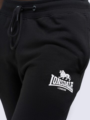 LONSDALE - Tapered Pantalón deportivo 'Pilsdon' en negro