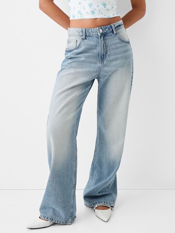 Bershka Wide leg Jeans in Blue: front