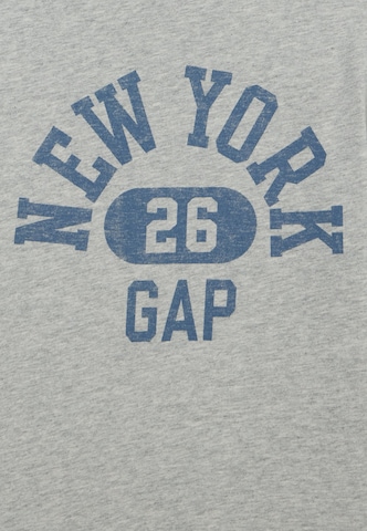 Tricou de la GAP pe gri