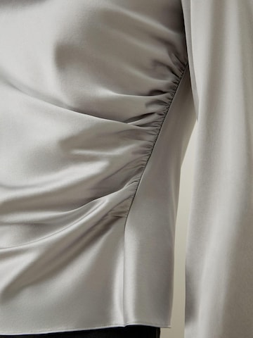 Lilysilk - Blusa 'Schräg-Gewellte Seide Bluse' en gris