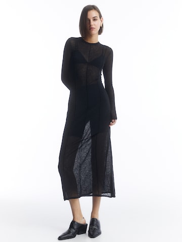 Rochie de la Pull&Bear pe negru