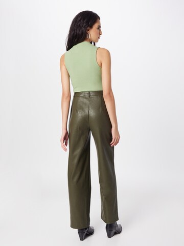 Nasty Gal - Regular Calças com pregas em verde