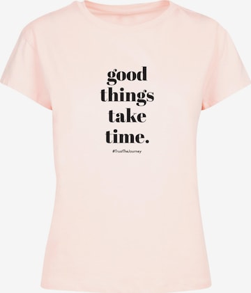 T-shirt 'Good Things Take Time' Merchcode en rose : devant
