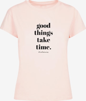 Merchcode Shirt 'Good Things Take Time' in Roze: voorkant