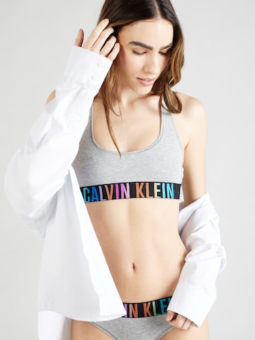 Calvin Klein Underwear Bygelfri Behå 'Intense Power Pride' i grå: framsida