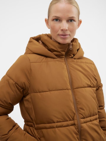 VERO MODA Kurtka zimowa w kolorze brązowy