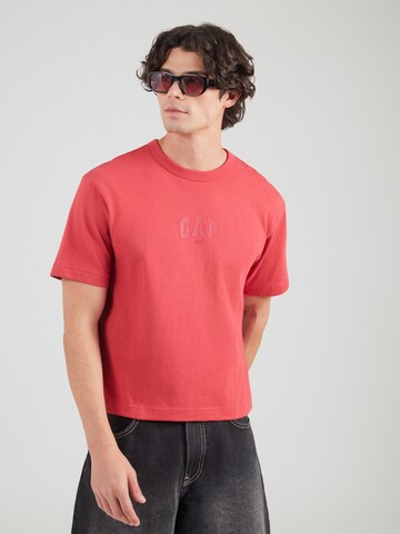 Tricou de la GAP pe roșu: față