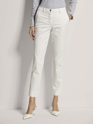 MADELEINE Tapered Chino in Wit: voorkant