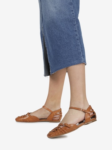 BRONX Ballet Flats with Strap ' Lorr-I ' in Brown