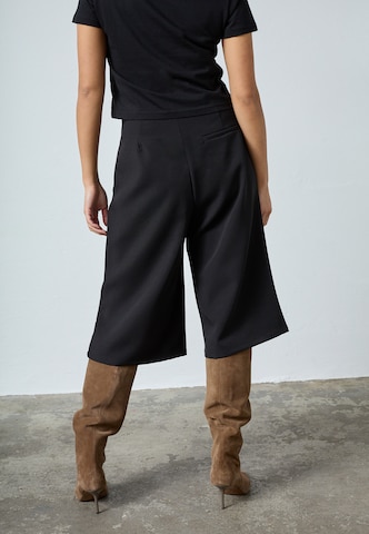 Wide leg Pantaloni cutați 'GREAT' de la SISTERS POINT pe negru