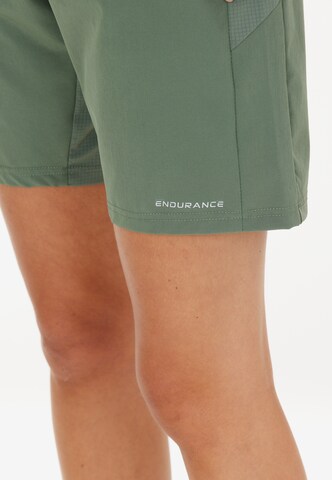 ENDURANCE Regular Sportshorts 'Macbeth' in Grün