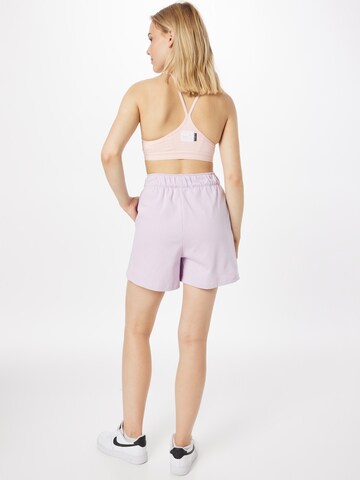 Nike Sportswear Lużny krój Spodnie w kolorze fioletowy