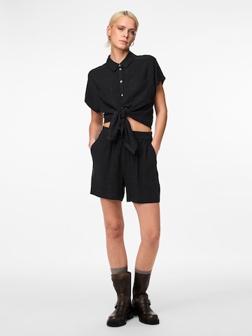 PIECES Regular Shorts 'VINSTY' in Schwarz