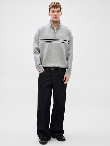 Calvin Klein JeansSweater majica 'SPACER' - siva boja