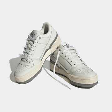 ADIDAS ORIGINALS - Sapatilhas baixas 'Forum Bold' em branco