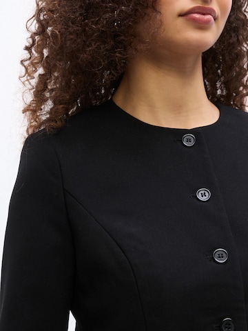 Blazer di Gina Tricot in nero
