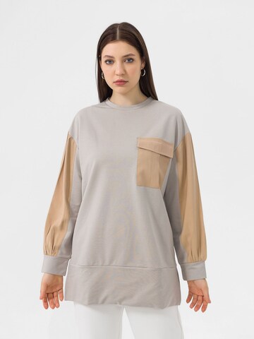 Tricou de la Moxx Paris pe gri: față