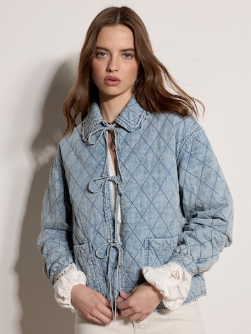Veste bavaroise ' ' Apricot en bleu : devant