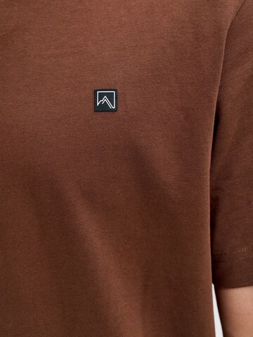 JACK & JONES Bluser & t-shirts 'JJAW25' i brun