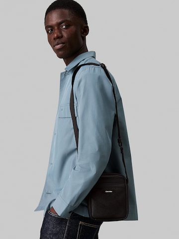 Sac à bandoulière Calvin Klein en noir : devant