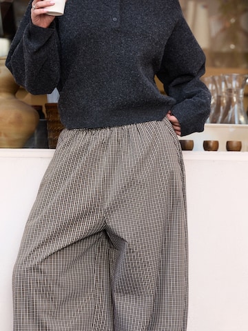 Bershka Zúžený strih Nohavice - Zelená