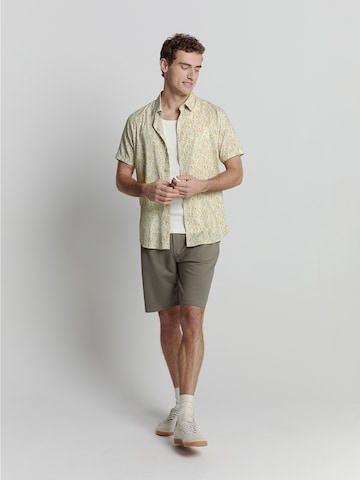 No Excess - Ajuste regular Camisa en amarillo