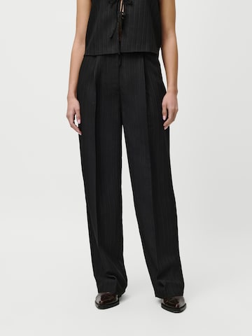Loosefit Pantaloni con pieghe 'Suki' di LeGer by Lena Gercke in nero: frontale